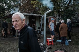 Жители находящегося под контролем Украины Краматорска готовят еду во дворе своих домов. Город является одной из главных целей наступления российских войск в Донбассе и постоянно подвергается обстрелам