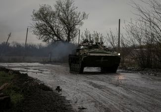 БМП Вооруженных сил Украины на дороге, ведущей в Бахмут