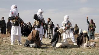 Боевики «Талибана» собираются казнить трех мужчин, обвиняемых в убийствах и грабежах. 18 апреля 2015 года