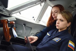 Курсанты Сасовского училища во время занятий в кабине самолета, 29 ноября 2017 года