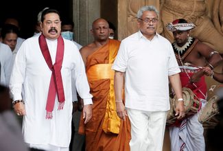 Президент Раджапакса Готабая и его брат Махинда в буддистском храме после назначения Махинды премьер-министром. Август 2020 года<br>