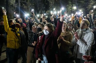 Protesters holding up their cell phone flashlights in Rostov-on-Don