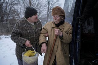 Жительница Часова Яра Ольга помогает своей 89-летней соседке Лидии во время эвакуации. Именно через Часов Яр проходит один из путей снабжения Бахмута, расположенного примерно в 20 километрах. Поэтому в последнее время Часов Яр все чаще обстреливают российские войска