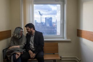 Леонид Волков с женой Анной в суде перед первым административным арестом политика. 27 марта 2017 года