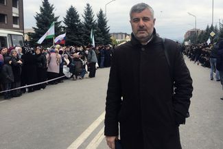 Барах Чемурзиев, один из лидеров ингушского протеста, на центральной площади Магаса