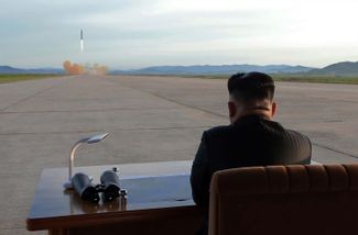 Ким Чен Ын наблюдает за испытаниями баллистической ракеты. 2017 год