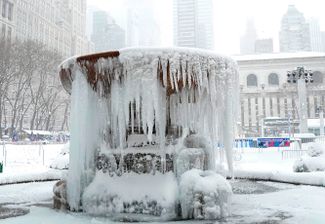 Замерзший фонтан в Брайант-парке на Манхэттене. 1 февраля 2021 года