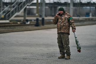 Боец ВСУ с цветами ждет свою жену на вокзале Краматорска