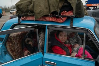 Беженцы из Мариуполя, добравшиеся до центра приема беженцев в Запорожье