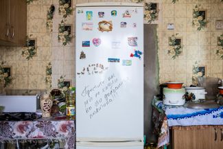 A message from a Russian soldier left on a refrigerator: “Forgive us, we didn’t want to, but that’s fucking politics!!!” Chernihiv region, Ukraine.