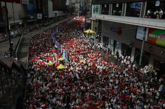 <br>Власти Гонконга утверждают, что в демонстрации приняли участие не более 240 тысяч человек, но организаторы говорят об одном миллионе протестующих — это значит, что на улицы вышел каждый седьмой житель города.