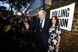Бывший мэр Лондона Борис Джонсон (активно агитировал за выход Великобритании из ЕС) с женой на выходе из избирательного участка. 23 июня 2016 года