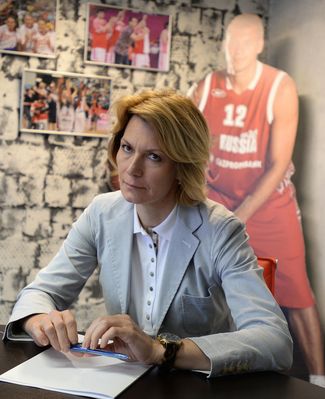 Юлия Аникеева во время заседания исполкома РФБ, 23 июля 2013 года