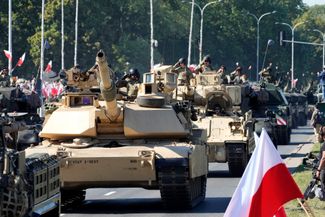 Американские танки Abrams на параде в Варшаве