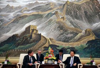 Заместитель госсекретаря США Энтони Блинкен (слева) и заместитель председателя КНР Ли Юаньчао во время переговоров в Пекине. 11 февраля 2015 года