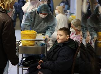 Тестирование на коронавирус в пункте временного пребывания для жителей Украины в поселке Врангель. 21 апреля 2022 года