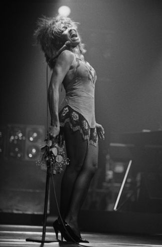 Тина Тернер выступает в Брайтоне, Великобритания. 11 марта 1985 года