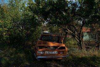 Поврежденный автомобиль в поселке Прудянка Харьковской области
