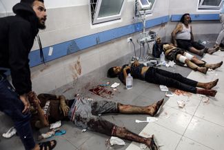 Пострадавших при взрыве в больнице Аль-Ахли доставили в соседнюю больницу Аль-Шифа. Раненые лежат прямо на полу приемного отделения. 17 октября 2023 года