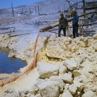 Откачка нефти из скважины на одном из месторождений Туркменской ССР. 1 сентября 1974 года