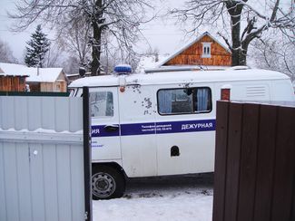 Машина полиции у дома № 9 по улице Кудрявцева в Стругах Красных