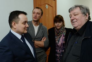 Режиссер Тимофей Кулябин (второй слева), Борис Мездрич (справа) и адвокат Сергей Бадамшин (слева) во время судебного заседания, 10 марта 2015 года
