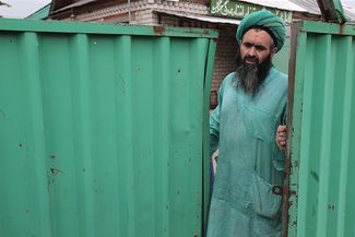 Член исламистской секты «Файзрахманистов», которому запрещено покидать территорию дома уже почти десять лет. Дом находится недалеко от Казани