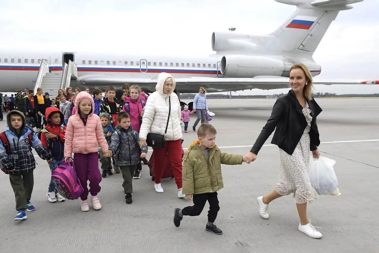 Вначале грубо было, нас даже называли украинцами. Сейчас уже никто не  оскорбляет, не называет нерусскими» Почти 200 детей-сирот из Донбасса  остаются в российских детдомах. Они рассказали, как устроена их жизнь —  Meduza