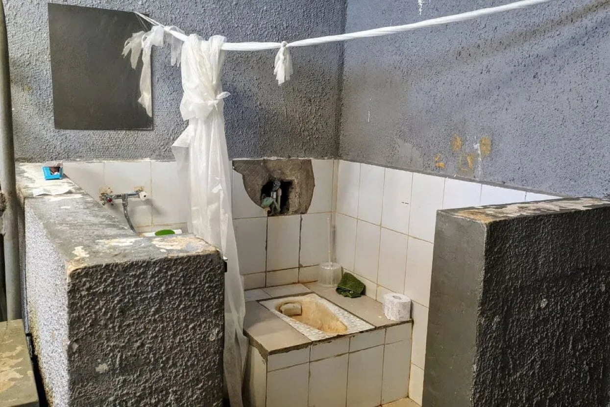 В Актобе в туалете школы №16 установили видеокамеру