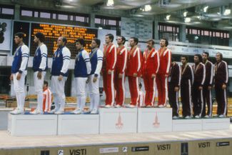Награждение победителей Игр в фехтовании — команд СССР, Италии и Венгрии