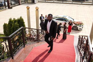 Пьер Айджо на входе в ресторан «Восточная Пальмира», где проходила одна из свадеб, на которой он выступал, 8 апреля 2017 года