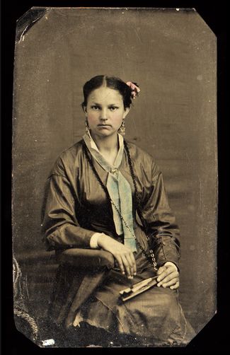 Портрет девушки с веером в руках. Часть платья, заколка и золотые украшения раскрашены вручную