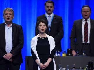 Лидеры «Альтернативы» Йорг Мойтен, Фрауке Петри, Юлиан Флак и Георг Паздерски исполняют гимн на партийном съезде, 1 мая 2016 года