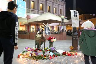 Стихийный мемориал памяти Ирины Славиной рядом со скульптурой «Веселой козы» в центре Нижнего Новгорода
