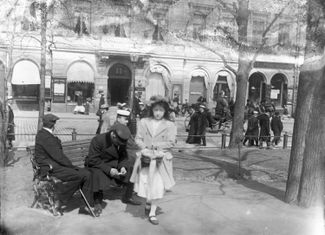Девочка продает лотерейные билеты в парке в Хельсинки, конец XIX — начало ХХ века