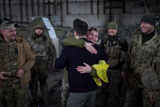 Zelensky memeluk seorang tentara Ukraina di garis depan dekat Bakhmut