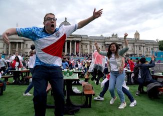 Английские фанаты празднуют гол в дебюте матча