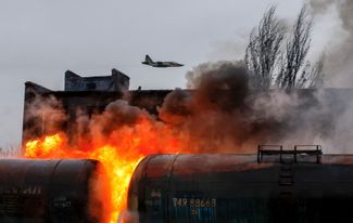 Самолет российских вооруженных сил пролетает над железнодорожным узлом в Шахтерске