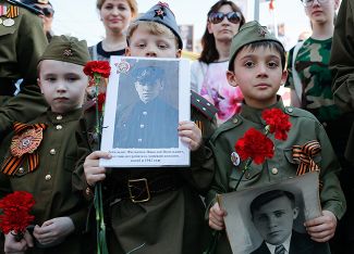 Участники акции памяти «Бессмертный полк» во время шествия в День Победы в Калининграде, 9 мая 2016 года