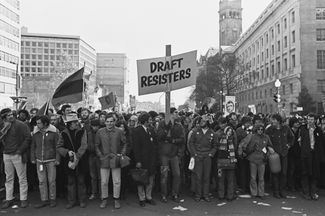 Спустя месяц после акций протеста в разных городах США многотысячный марш прошел в Вашингтоне. Он стал крупнейшим антивоенным протестом в истории США. 15 ноября 1969 года