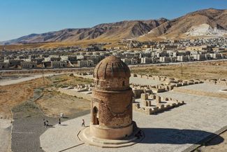 Мавзолей Зейнал-Бея, погибшего в битве сына тюркского правителя XV века Узун Хасана, — один из восьми памятников, перенесенных из Хасанкейфа. 3 октября 2019 года