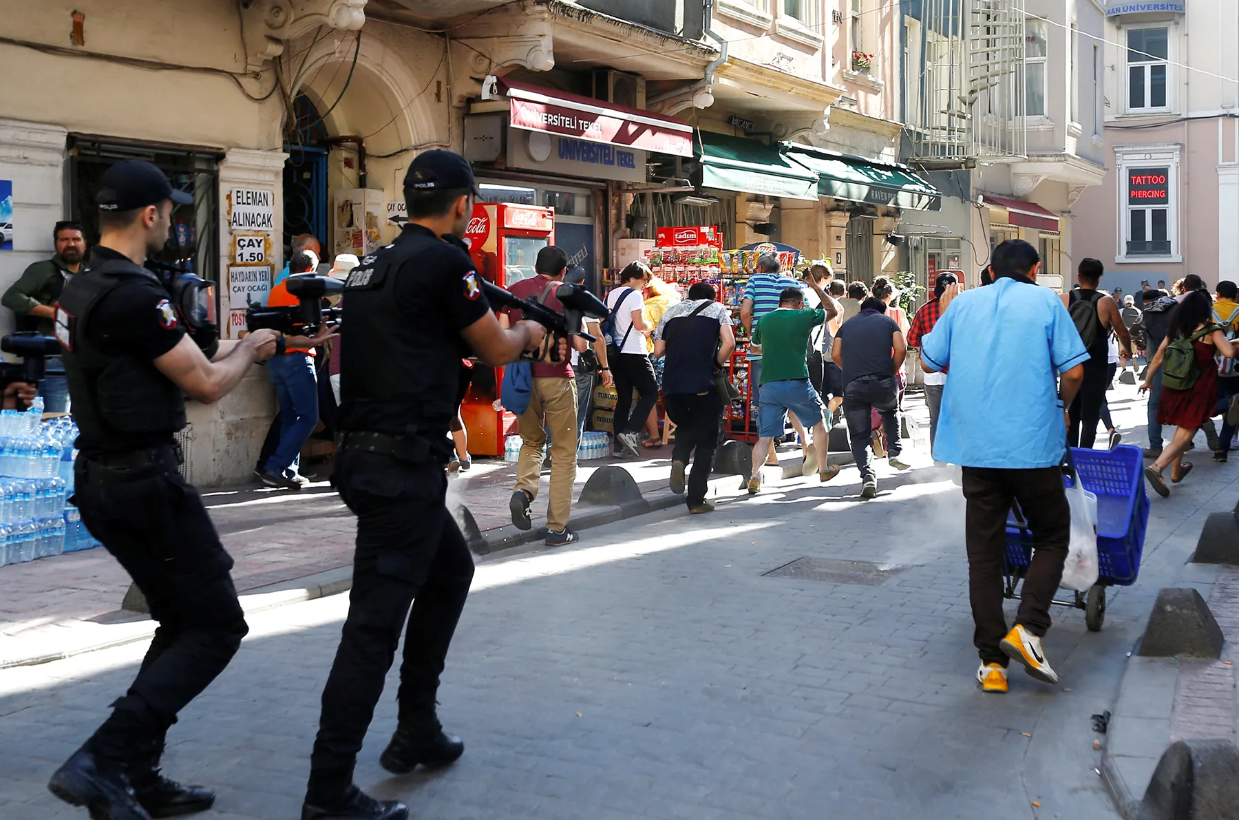 Полиция разгоняет гей-парад в Стамбуле. Фотография — Meduza