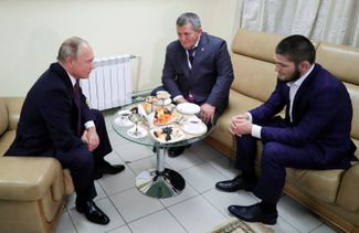 Владимир Путин на встрече с Хабибом и Абдулманапом Нурмагомедовыми. Октябрь 2018 года
