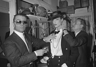 Карл Лагерфельд и парикмахер Александр де Пари с моделью перед показом Chanel. 24 января 1983 года