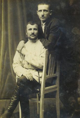 Представители «простых», одного из ленинградских гей-сообществ. Фото середины 1920-х.