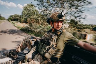 Украинский солдат с позывным «Рава» из 24-й отдельной механизированной бригады направляется на передовую в Нью-Йорке