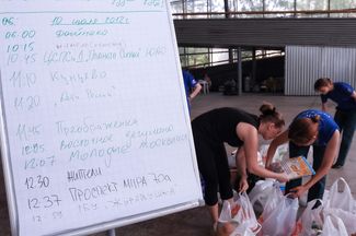 Волонтеры во время сбора гуманитарной помощи для отправки пострадавшим от наводнения в Крымске. Москва, июль 2012 года
