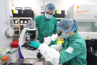Сотрудники лаборатории департамента фармацевтических разработок генно-терапевтических препаратов компании Biocad