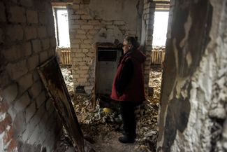 Уже 273 дня жительница Лимана живет в подвале: ее квартира на верхнем этаже дома (на фото) была разрушена в результате обстрела в апреле