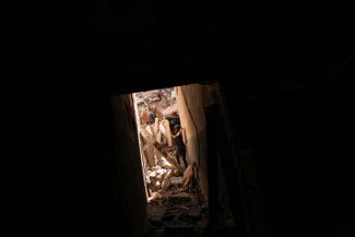 Спасатели ищут выживших в разрушенном здании в Амизмизе в 50 километрах от Марракеша